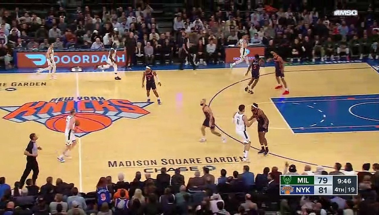 Joe Ingles nails his 5th three-pointer of the game to give the Bucks the first lead since the 1st quarter and now has a season high 17 points