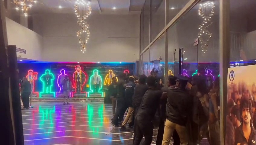 சல்லி சல்லியா நொறுக்கீட்டீங்களேடா... தியேட்டர் கண்ணாடியை உடைத்துக்கொண்டு உள்ளே சென்ற ரசிகர்கள் - வைரல் வீடியோ