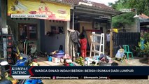 Warga Dinar Indah Bersih-Bersih Rumah dari Lumpur