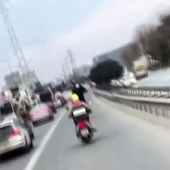 Motosikletli trafik magandası! Hem canını hem trafiği tehlikeye attı