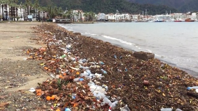 Fırtına Marmaris sahilini çöplüğe çevirdi