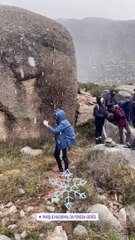 Grupo de nove caminhantes da Hiking Around Adventures no Gerês