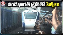 Vande Bharat Express Train Arrives Mahabubabad , Public Take Selfies | V6 News