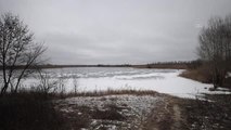 Ukrayna'da Harkiv bölgesi sakinleri buzla kaplı gölde balık tutarak savaşın stresini atmaya çalışıyor
