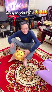 Con gái đem heo đất hơn 500 triệu, thành quả 1 năm biếu bố mẹ tiêu Tết