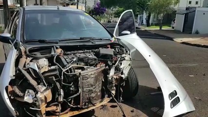 Peugeot 206 fica destruído após forte acidente no Bairro Neva
