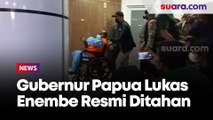 Tangan Terborgol dan Duduk di Kursi Roda, Gubernur Papua Lukas Enembe Resmi Ditahan KPK