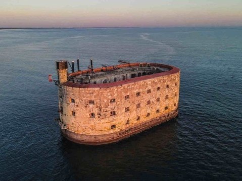 Passe-partout, Olivier Minne, le père Fouras et le Fort Boyard font une croix sur les animateurs de TF1 : l’un d’entre eux fait une étrange r