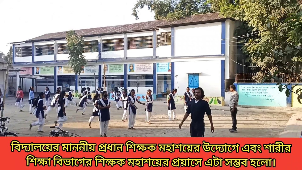 বিদ্যালয়ের ছাত্রীদের ক্যারাটে প্রশিক্ষণ।