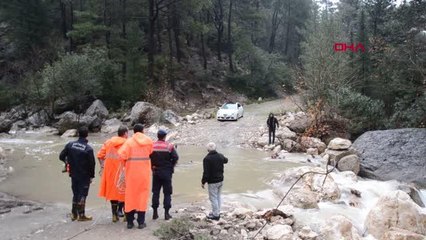 DERENİN DEBİSİ YÜKSELİNCE MAHSUR KALDI