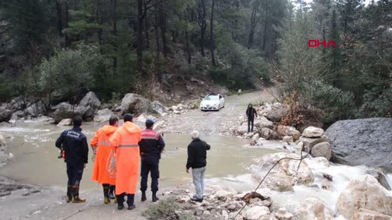 DERENİN DEBİSİ YÜKSELİNCE MAHSUR KALDI