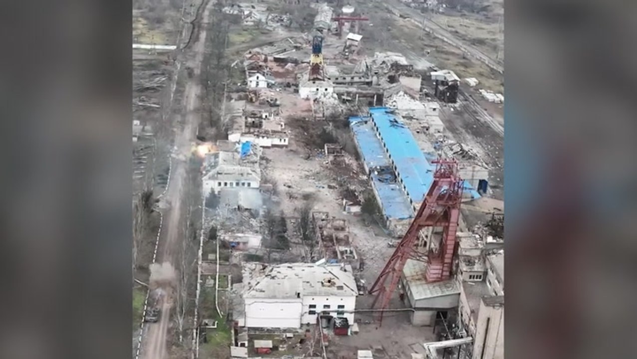 Tank fires explosive shots in battle for Ukrainian salt mine in Soledar