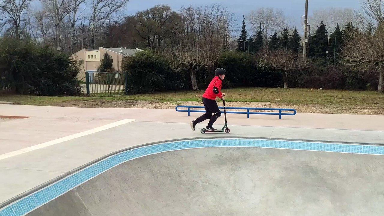 Montfrin : Démonstration du jeune Nathan au skatepark