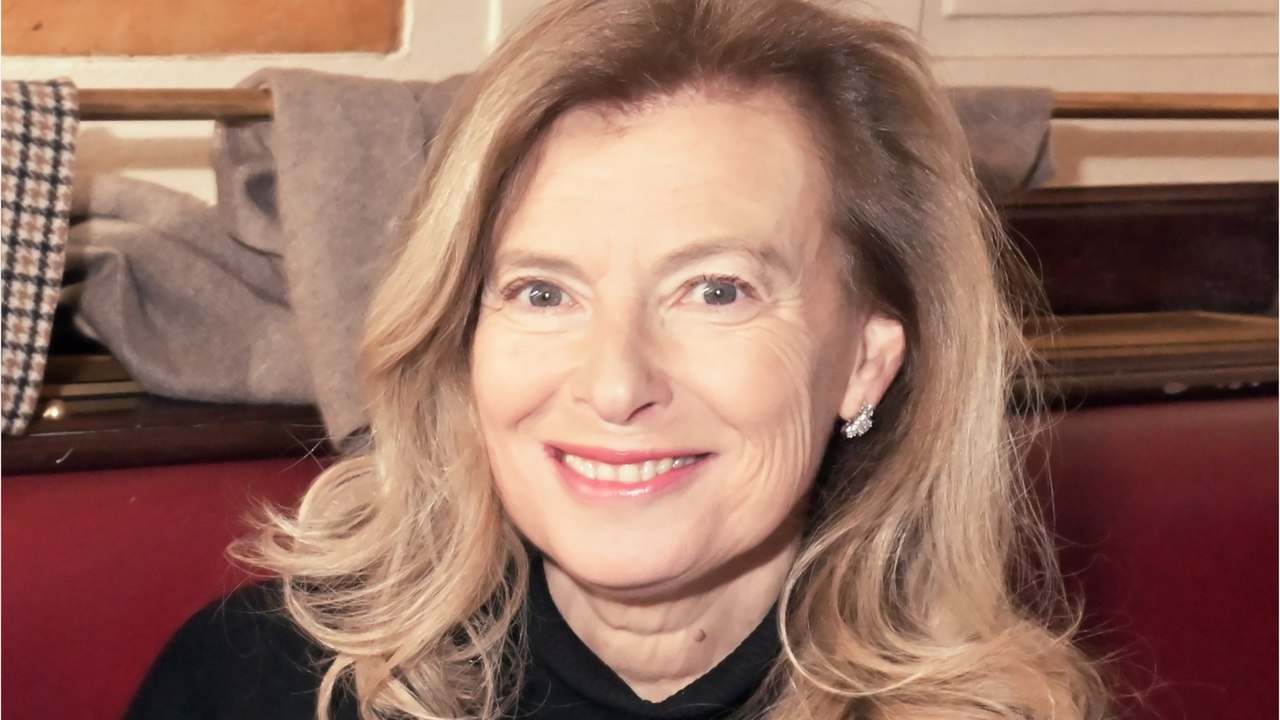 GALA VIDEO - Valérie Trierweiler belle-mère comblée : ses confidences sur ses trois “super belles-filles”