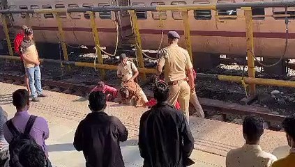 जयपुर-बान्द्रा सुपरफास्ट में चढऩे के दौरान संतुलन बिगडऩे से यात्री की गिरने से मौत