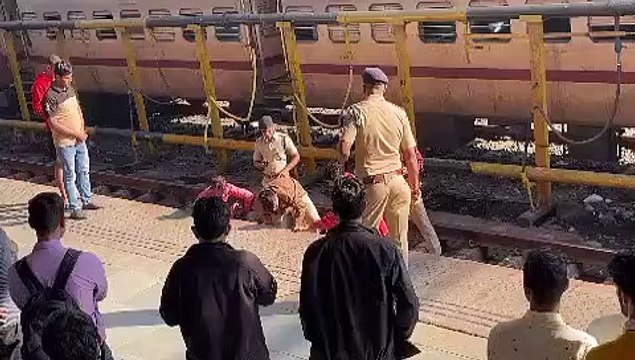 जयपुर-बान्द्रा सुपरफास्ट में चढऩे के दौरान संतुलन बिगडऩे से यात्री की गिरने से मौत