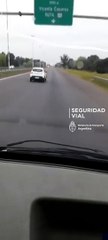 Obligó a manejar a su hijo de 7 años y lo grabó: le suspendieron la licencia