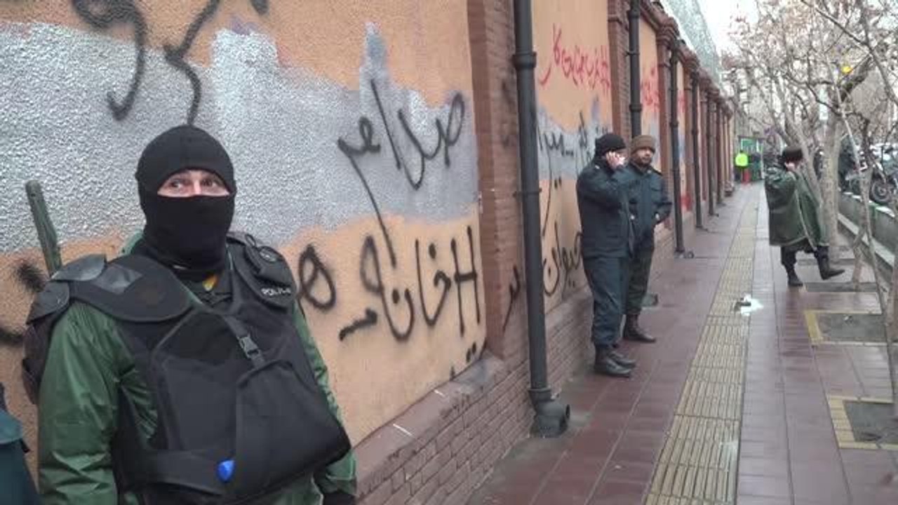 Fransız Charlie Hebdo dergisinin "Hamaney karikatürleri" Tahran'da protesto edildi