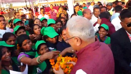 नगरी सिहावा में भेट मुलाकात के दौरन सीएम ने दी सौगात