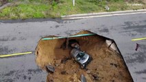 شاهد: حفرة عميقة تبتلع سيارتين في كاليفورنيا الأمريكية