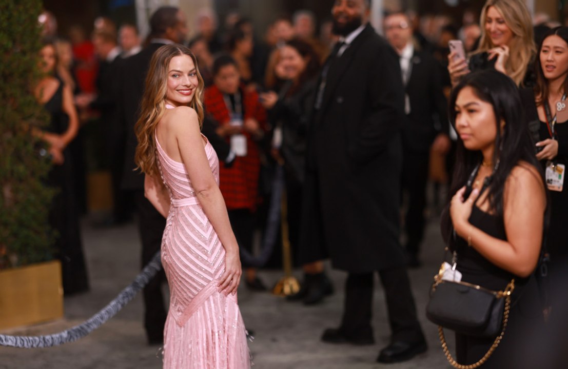 Margot Robbie's Chanel Golden Globes dress took 750 hours to make