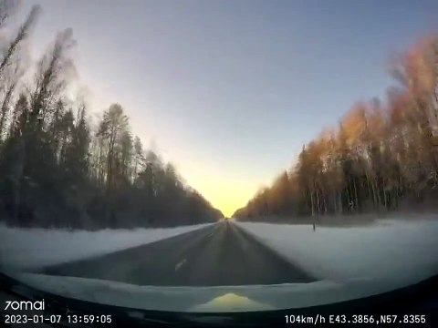 Un camion projette de la glace sur une voiture... douloureux