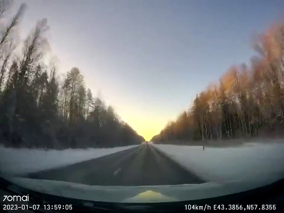 Un camion projette de la glace sur une voiture... douloureux