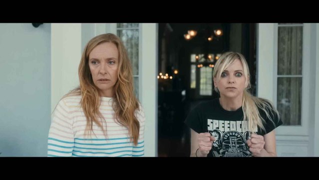 Clip en exclusiva de 'Una herencia de muerte', una sátira sobre la codicia con un reparto lleno de estrellas