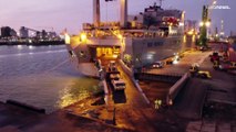 شاهد: سفينة أمريكية تفرغ عشرات المدرعات في ميناء هولندي لتعزيز قوات الناتو