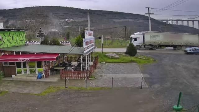 Tırla çarpışan otomobildeki 2 kişi yaralandı