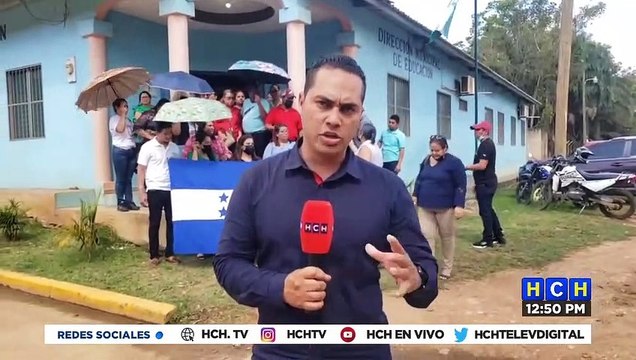 ¡Plantón! Se toman Dirección Municipal de Educación en Catacamas con múltiples demandas