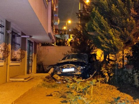 Servis aracıyla çarpışan otomobil, evin bahçesine uçtu: 2 yaralı