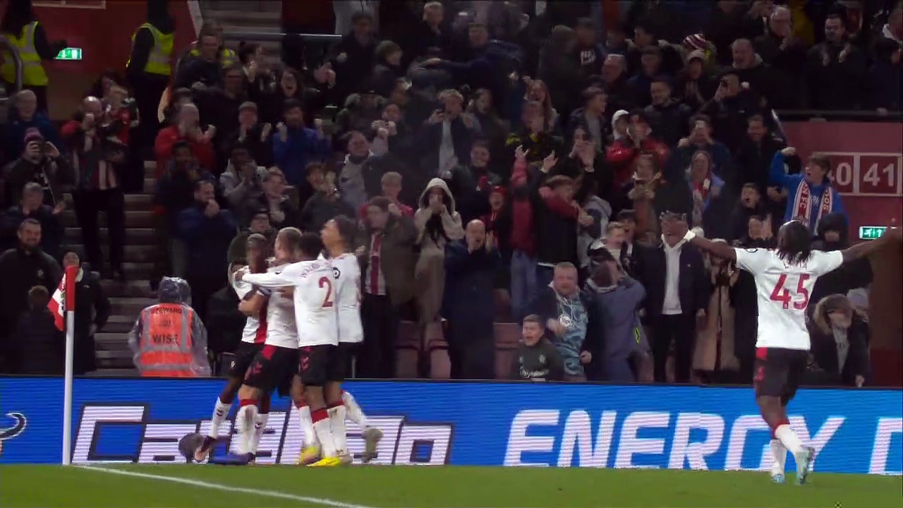 League Cup : Le lob hallucinant de Moussa Djenepo