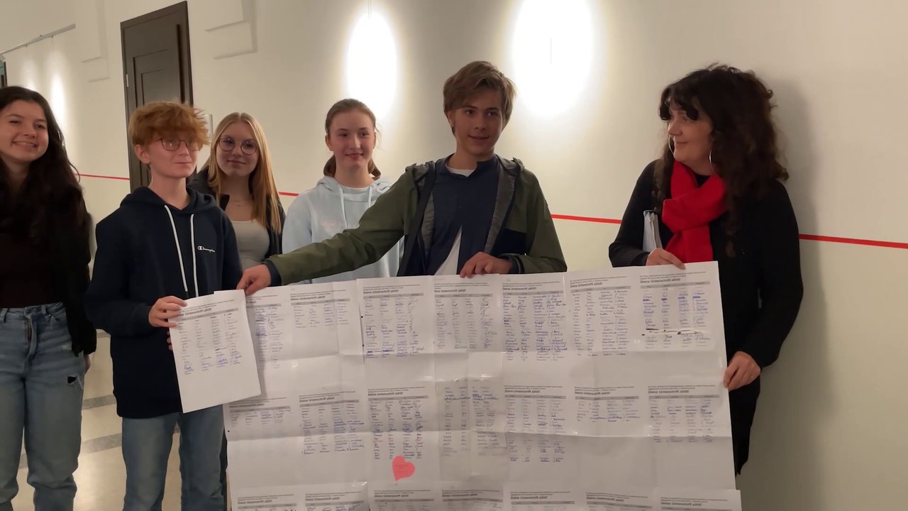 Übergabe Unterschriftensammlung für eine Oberstufe in Stadtilm