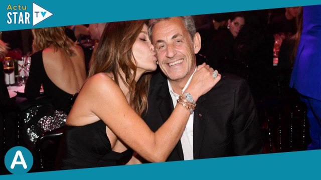 Salut beau gosse : Carla Bruni, folle amoureuse, ressort une photo incroyable de Nicolas Sarkozy j