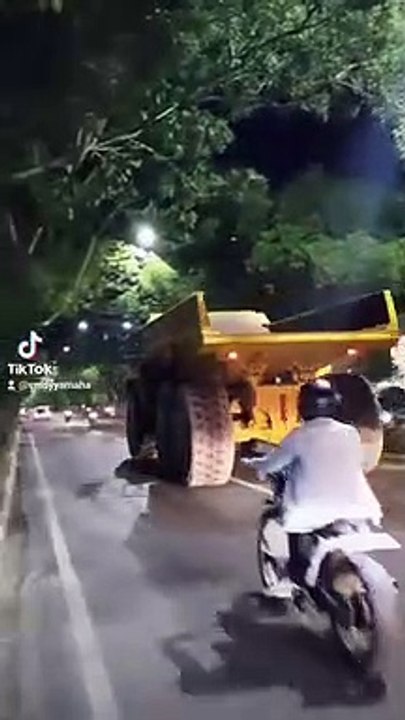 Viral Truk HD Melintas di Jalan Utama Kota Banjarmasin, Tanpa Dikawal, Aparat Kecolongan