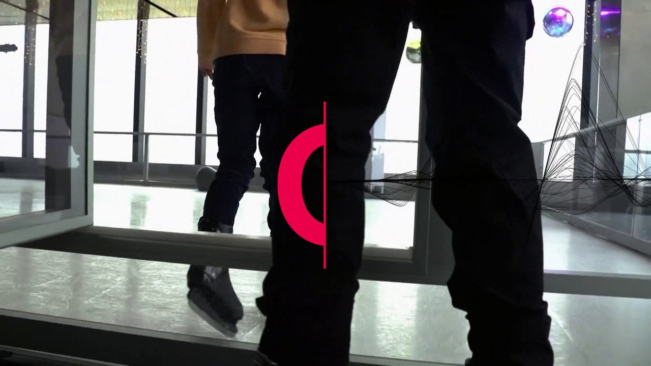 Blick auf New York City: Schlittschuhlaufen auf einem Wolkenkratzer