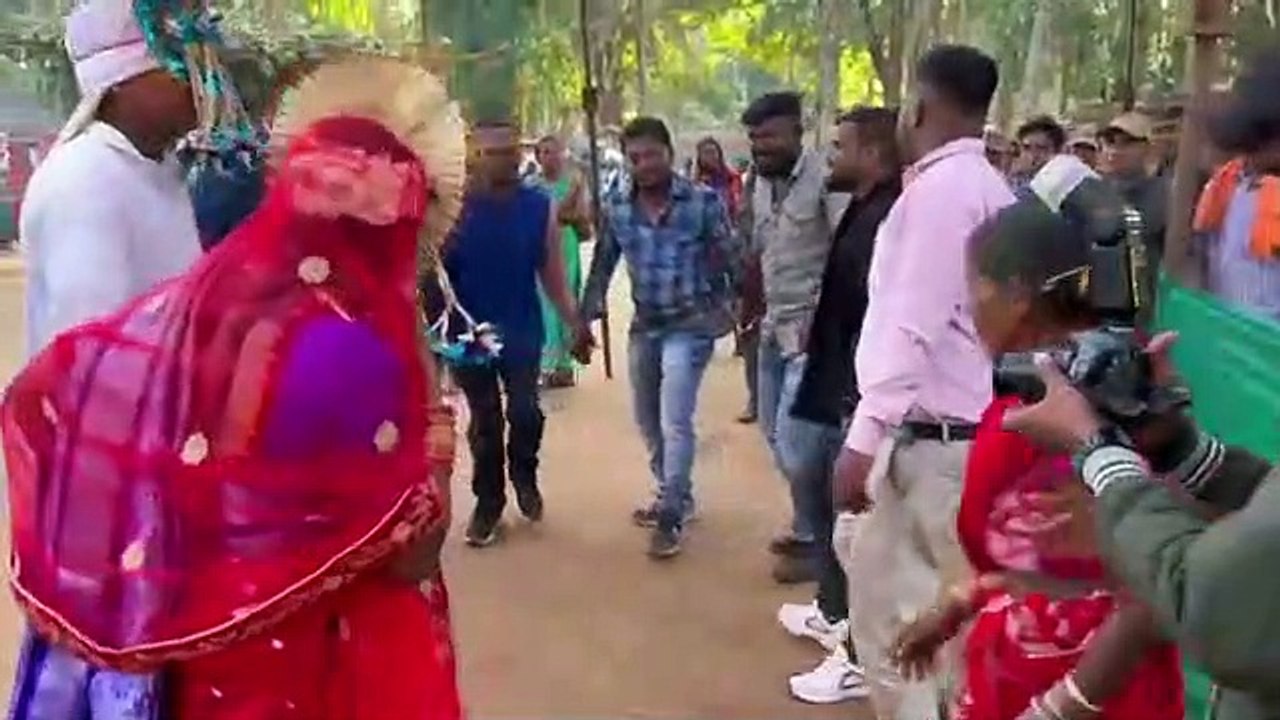 शादी में जमकर पारंपरिक नृत्य करते हुए उसका आनंद उठाया।