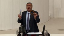 CHP Milletvekili  Ömer Fethi Gürer simit ve su ile kürsüye çıktı