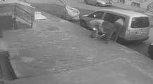 Kağıt toplayıcısı kılığında park halindeki araçtan hırsızlık yaptılar