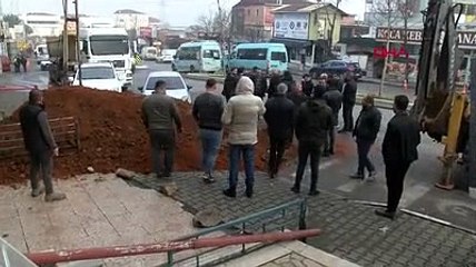 İki ay önce yeni sözleşme imzalayan kiracısının işyerinin önüne bir kamyon toprak döktürdü!