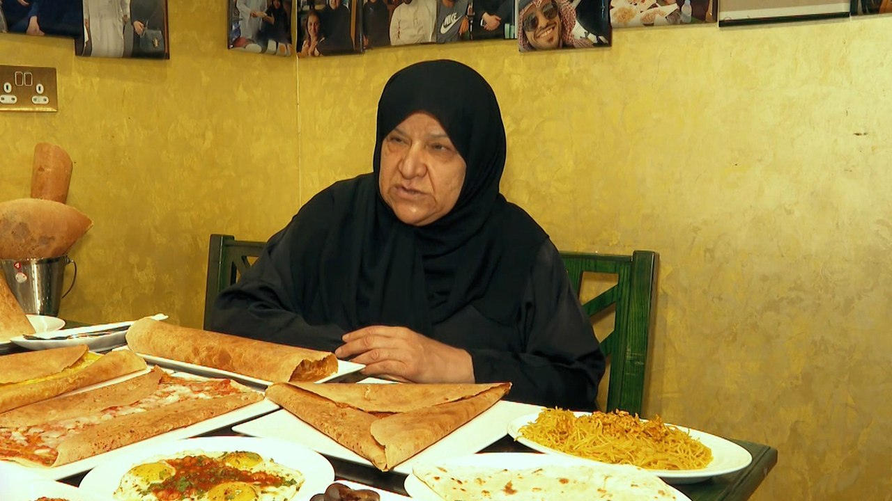 شمس القطامي.. أول رائدة أعمال قطرية تدير مطعمًا شعبيا في سوق واقف