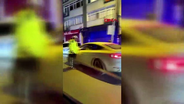 30 liralık taksimetreye 100 lira isteyen taksiciye ‘Polis çağırıyorum’ dedi: Taksicinin komik kaçışı kamerada… Plakası ve şahsı belli, bakalım cezası ne olacak… O anlar saniye saniye kamerada