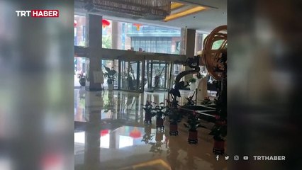 Sinirlenen müşteri, arabasıyla otel lobisine daldı