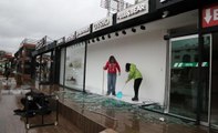 2 gündür etkili olan fırtına ve yağmur Antalya'da hayatı felç etti! Camlar patladı, yollar göle döndü, uçak seferleri aksıyor