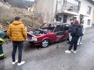 Park halindeyken alev alan araç kullanılamaz hale geldi