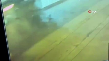 Ümraniye'de uçan otomobilin İETT otobüsü ile çarpıştığı kaza kamerada