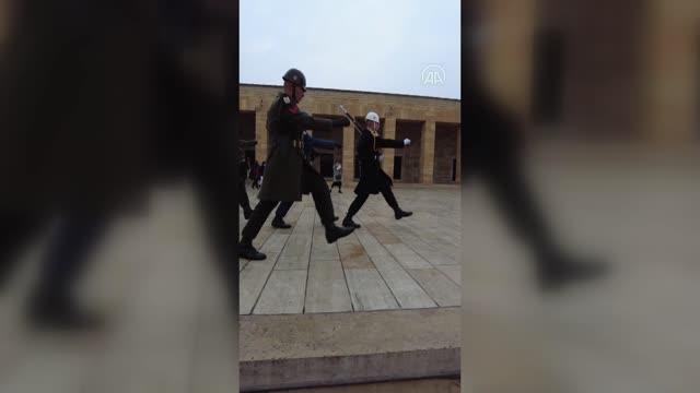 Anıtkabir'in yorulmaz koruyucuları saygı nöbetçileri nin değişimi yerli ve yabancı ziyaretçilerin ilgisini çekiyor