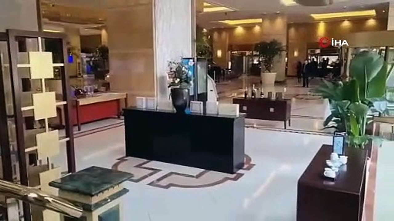 Otel yönetimine sinirlenen müşteri, aracıyla lobide drift attı