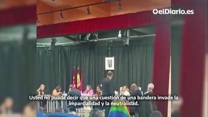 El concejal de Vicálvaro expulsa del pleno a un vocal vecino por exhibir una bandera LGTBI